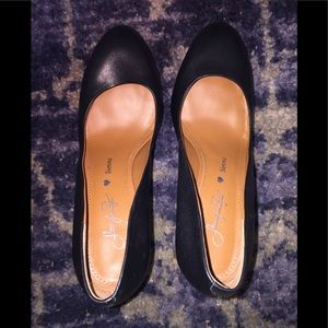 Round toe black pump